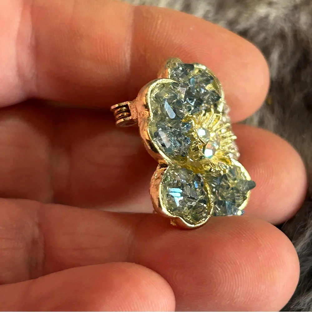 Vintage rough sorcerer stone crystal aurora borealis flower brooch